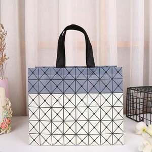 Sac de courses réutilisable en non-tissé avec logo personnalisé et impression, sac cadeau - Product Image 1