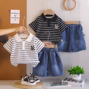 Completo Estivo 2026 Nuovo Set T-shirt e Pantaloncini per Neonato in Cotone Denim con Stampa Lettere, Manica Corta, Due Pezzi - Ingrosso - Product Image 1