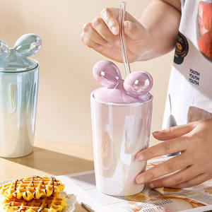 Tasse en céramique au design créatif avec nœud papillon, avec paille en verre, glaçure perlée, tasse à eau de bureau mignonne et élégante - Product Image 1