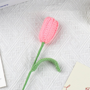 Flores de tulipán hechas a mano, flores de lana, flores tejidas, flores artificiales de ganchillo para el Día de San Valentín - Product Image 2