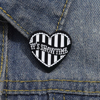 Groothandel Metal Cartoon Pins Eenvoudige Engelse Letter Pin Creatieve Zwart-Witte Gestreepte Hart Broche Pin Persoonlijke Accessoires