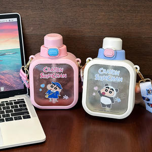 Botella de agua de plástico para niños Crayon Shinchan, forma cuadrada, a prueba de fugas, con correa para el regreso a clases - Product Image 2