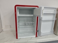 Refroidisseur de boissons portable compact 112L à double température avec dégivrage automatique, contrôle LED, refroidissement direct et fonctionnement silencieux