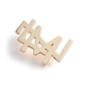 ป้ายชื่อโลหะตัวอักษรเรียบง่ายแบบกำหนดเองพร้อมหัวเข็มขัดทองสำหรับผู้ชาย - Product Image 4