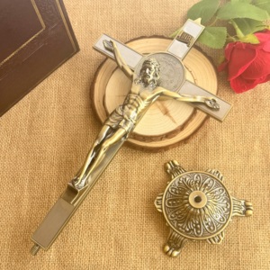 Crucifijo de pie de bronce antiguo HT de 32 cm, cruz de Jesús de aleación de zinc con medalla de San Benito, decoración católica para altar - Product Image 3