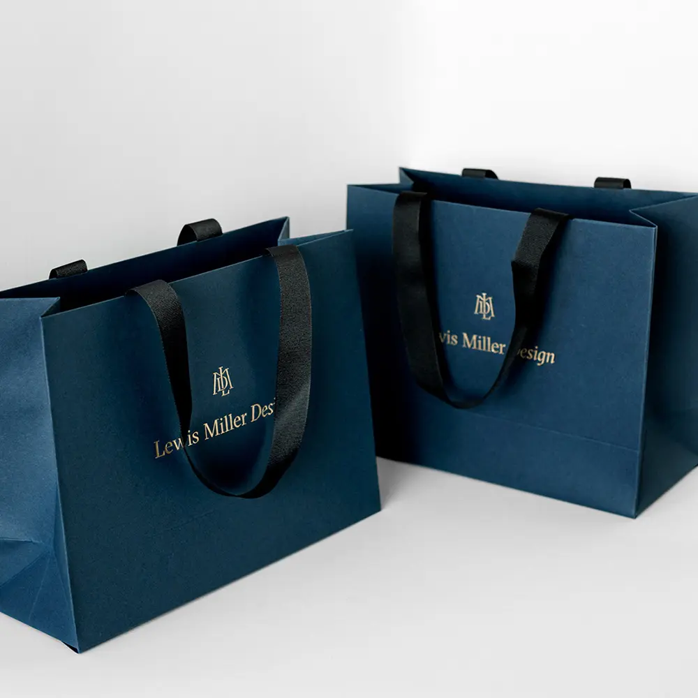 Sacchetto di carta per lo Shopping di carta di lusso con Logo del marchio privato MOQ basso personalizzato per abbigliamento