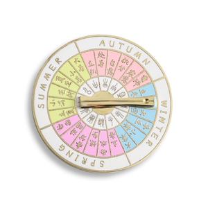 Placa de Identificación de Metal Esmaltado Duro con Diseño de Brújula de Alta Apariencia en Colores Rosa y Amarillo - Product Image 1