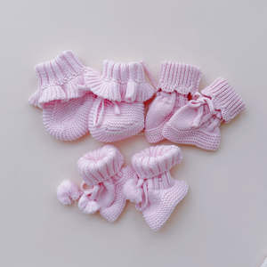 Chaussons en tricot pour bébé fille Chaussons chauds d'hiver doux pour nouveau-né Baptême en tricot Barboteuse avec nœud Chaussons pour bébé 0-3M - Product Image 1