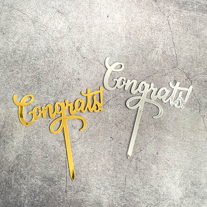 ที่ประดับเค้กอะคริลิคสีทองลาย "ขอแสดงความยินดี" สำหรับงานรับปริญญา พร้อมดีไซน์น้ำผึ้งและความหวาน - Product Image 4