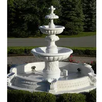 装飾的な白い大理石の庭の噴水