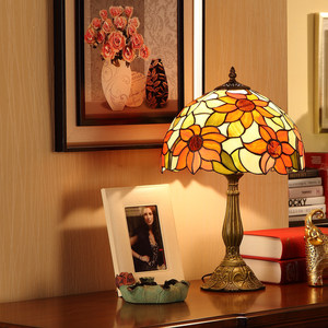 <span class=keywords><strong>Petite</strong></span> <span class=keywords><strong>lampe</strong></span> <span class=keywords><strong>Tiffany</strong></span> au design baroque, <span class=keywords><strong>lampe</strong></span> de table en verre teinté artisanal pour petit espace, chambre à coucher, table de chevet, bureau à domicile - Product Image 4