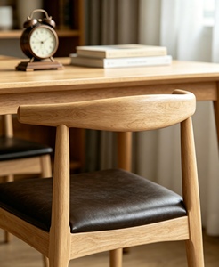 Silla de Comedor con Respaldo en Arco de Roble Natural, Asiento Acolchado de PU Negro Brillante Impermeable, Patas Cónicas de Madera Maciza, Silla Minimalista para Cocina - Product Image 3