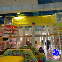 Structure de jeu intérieure en acier et tubes en nylon avec filet de sécurité, tour d'escalade, piscine à balles, pour centre commercial pour enfants, couleurs personnalisables