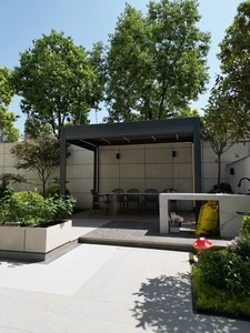 פרגולה אוטומטית נשלפת מאלומיניום עם גג צלעות עמיד למים - הצללה מתקפלת חשמלית לגינה ופטיו חיצוניים - Product Image 3