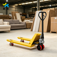 Chariot à palettes manuel compact pour la manutention de marchandises palettisées en usine, atelier ou supermarché, offrant une maniabilité flexible