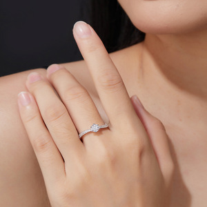 Anillo de Plata de Ley S925 con Moissanita y Seis Garras Laterales Clásico 2026, Regalo de Aniversario o Propuesta, Anillo Delgado y Versátil - Product Image 5