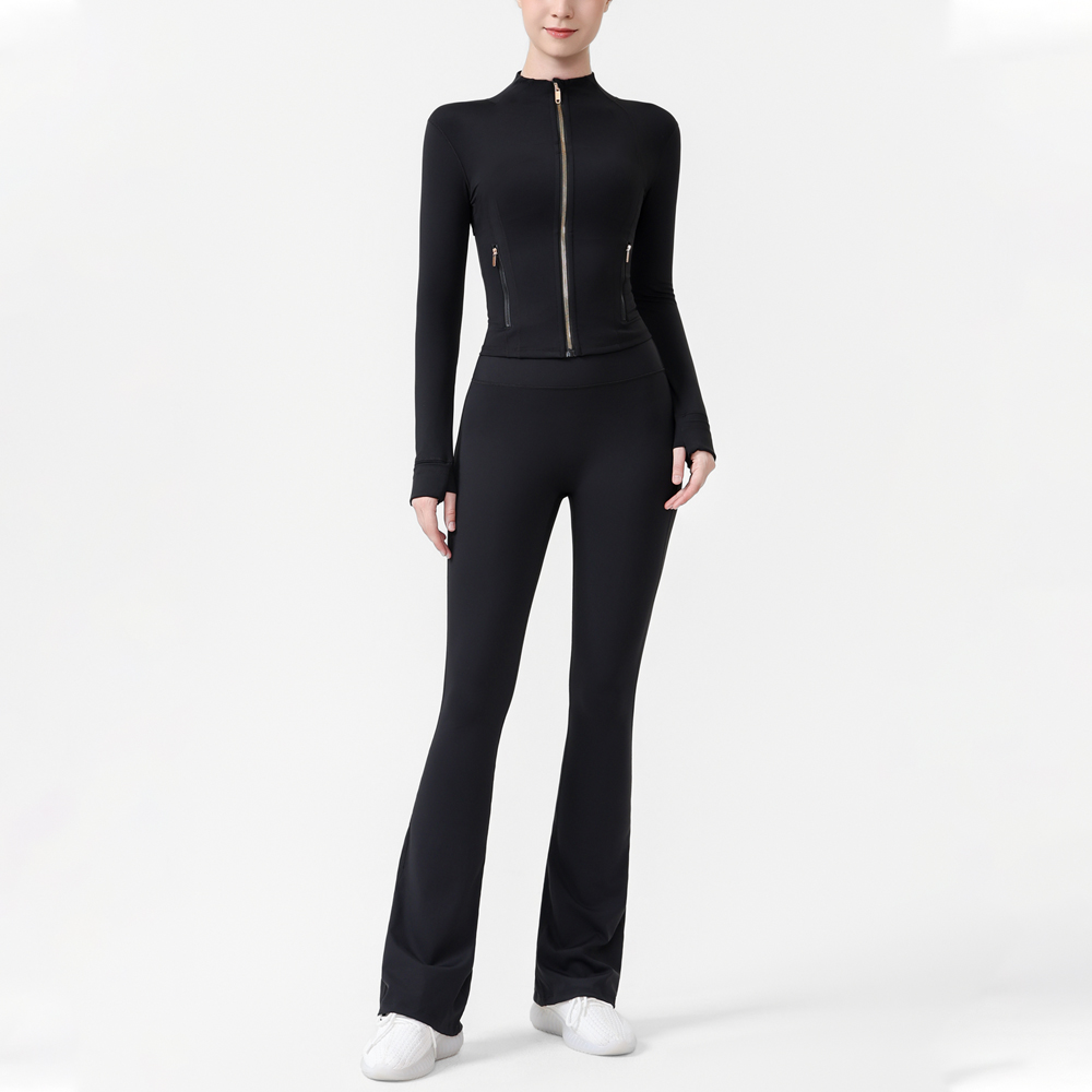 Veste courte dorée et leggings évasés