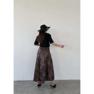 กระโปรงแม็กซี่ผ้าซาตินสำหรับผู้หญิง ดีไซน์หรูหรา เอวธรรมชาติ พิมพ์ลาย ผ้าไหมแท้ 100% เงางาม กระโปรงยาวสำหรับชุดสวยสง่า - Product Image 1