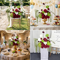 Roses rouges et hortensias verts artificiels avec lys calla blancs, parfaits pour les panneaux de bienvenue de mariage et les décorations d'événements