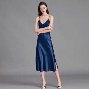 Chemise de nuit d'été à bretelles spaghetti pour femmes de <span class=keywords><strong>grande</strong></span> <span class=keywords><strong>taille</strong></span> Chemise de nuit longue couleur marine en <span class=keywords><strong>soie</strong></span> glacée Robe camisole sexy de style long pour la maison - Product Image 3