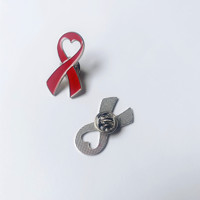Épinglette de revers en ruban rouge, jaune, bleu et rose pour la sensibilisation au cancer
