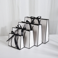 Cadeau de luxe de haute qualité à utiliser en magasin Sacs d'emballage en papier personnalisés avec logo imprimé pour vêtements avec corde à ruban