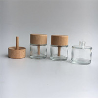 Bouteille diffuseur en verre de 50ml d'arôme de parfum d'huile essentielle avec le bâton et le chapeau en bois