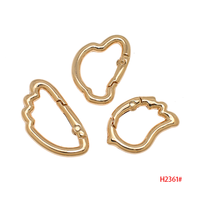 Accessoires pour jouets en peluche de petite taille, porte-clés mousqueton à ressort, formes personnalisées OEM ODM : torche, gant, anneau à ressort