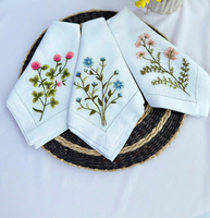 Serviettes en lin carrées brodées à la main avec des motifs floraux, personnalisées, écologiques, réutilisables, durables, pour la décoration de table, les mariages et les événements