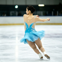 Robe de patinage artistique turquoise à manches longues avec côtés en maille et jupe ornée de strass pour filles et adultes, idéale pour la compétition et les spectacles