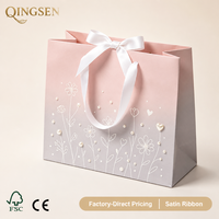 Sacs cadeaux en papier rose poudré personnalisés OEM avec embellissement floral perlé blanc et poignées en ruban de satin imprimé pour boutiques et commerces de détail