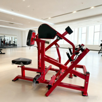 Máquina de remo sentado con carga de placas para uso comercial en interiores, ideal para clubes.