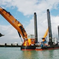 Plateforme de maintenance fluviale et marine professionnelle, motorisée au diesel, capacité 20 tonnes, avec vérin modulaire auto-élévateur et moteur.