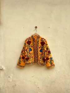 Chaqueta Suzani Naranja Oscuro Hecha a Mano para Mujer, Abrigo de Invierno con Bordado Elegante, Estampado Regular, Acolchado, con Botones, Tela TNT de Algodón - Product Image 5