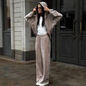 Nuovo Arrivo Personalizzabile: Completo Due Pezzi <span class=keywords><strong>in</strong></span> <span class=keywords><strong>Velluto</strong></span> da Donna <span class=keywords><strong>con</strong></span> Giacca <span class=keywords><strong>con</strong></span> Cappuccio e Zip e <span class=keywords><strong>Pantaloni</strong></span> Larghi a Gamba Larga - Product Image 1