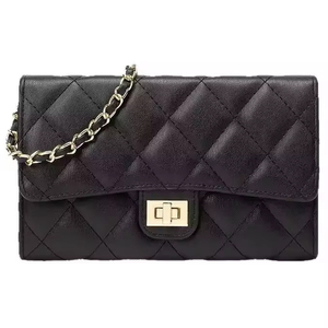 Bolso de Mano Acolchado Versátil de Alta Gama con Cadena, para un Estilo Moderno, Gran Capacidad, de PU, para Mujer, con Forro de Poliéster - Product Image 4