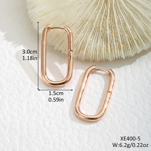 Boucles d'oreilles géométriques ovales en forme de U en alliage de zinc, bijoux minimalistes unisexes à la mode - Product Image 3