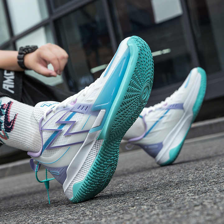 white low top basketball shoes