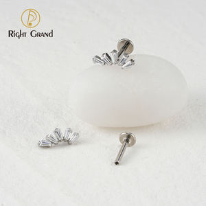 In titanio interno filettato Baguette CZ Cluster Labret bottone Trapezoid Tragus Monroe Helix Cartilage lobo orecchio Piercing Top - Product Image 3