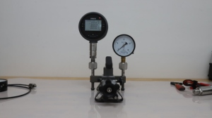 เครื่องมือวัดแบบพกพาความแม่นยำสูงพร้อมจอ LCD ช่วงการวัด 0-600 PSI สำหรับน้ำมัน/น้ำ/แก๊ส - Product Image 3