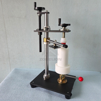 Compacte apparatuur voor het afsluiten van wijnflessen voor een pop-up wijnkraam, geschikt voor het afsluiten van flessen met fruitwijnproducten.