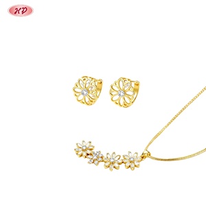 ชุดเครื่องประดับแฟชั่น Hengdian Jewelry ลายดอกเดซี่หลายดอก ประดับเพชรซิคอนเกรด AAA ชุบทองเหลือง 18K ขายส่งสำหรับผู้หญิง ใส่ได้ทุกวันและงานปาร์ตี้ - Product Image 6