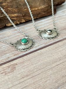 สร้อยคอเงินแท้ทำมือประดับด้วยคิงแมนเทอร์ควอยซ์และไวท์บัฟฟาโล ของขวัญสำหรับเธอ เครื่องประดับ - Product Image 2