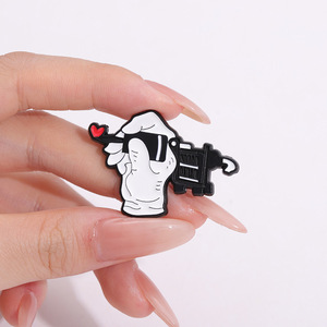 Spilla smaltata a forma di macchina per tatuaggi con cuore a tema cartone animato, creativa, a forma di penna per tatuaggi a cuore, per tatuatori e appassionati - Product Image 3