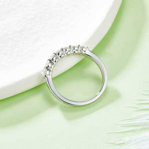 Anillo J&C Seven Star Row de Plata de Ley 925 con Baño de Oro Blanco y Diamante Cultivado en Laboratorio de 0.7ct Color D - Product Image 2