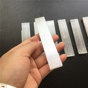 Bâtons de sélénite de <span class=keywords><strong>gypse</strong></span> de <span class=keywords><strong>pierre</strong></span> précieuse baguettes d'énergie pierres brutes de sélénite - Product Image 4