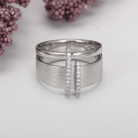 Bride Talk Luxuriöser Kupfer-Gold Kreuzschichtiger Ring mit Gebürsteter Oberfläche und Kubischen Zirkonia-Akzenten Breiter Ring für Party und Alltag