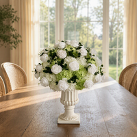 Centres de table pour réception de mariage, roses et hortensias blancs dans un vase en forme d'urne cannelée pour la décoration d'événements