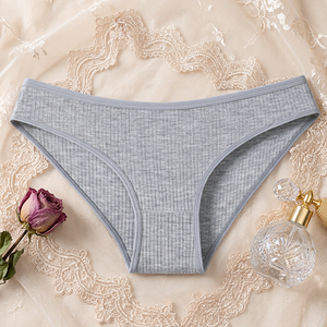 Culottes Bikini Grises en Coton Tricoté Respirant pour Femmes – Couleur Unie, Taille Mi-Haute, Confortables pour Usage Quotidien – Vente en Gros - Product Image 2