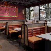 Ensemble de meubles modernes pour restaurant, café, table en marbre, banquette en cuir marron orange et chaises en rotin pour café